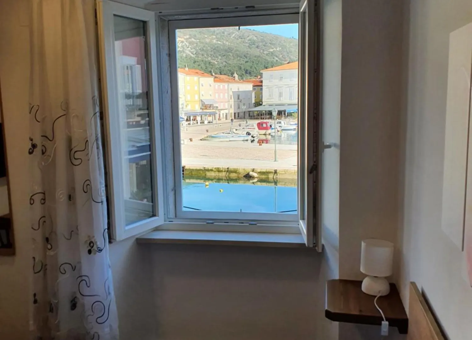 Room Cs Cres